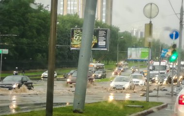 Şiddetli bir yağmur sırasında yollarda sorunları