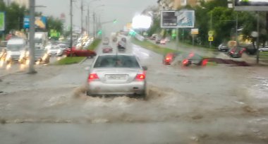 Şiddetli bir yağmur sırasında yollarda sorunları