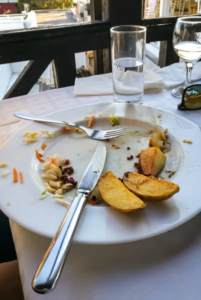 Порожні тарілки з залишками їжі після обіду — стокове фото