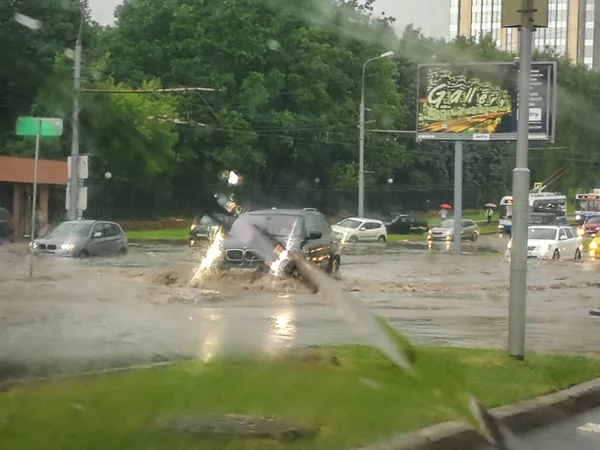 Problems on the roads during a heavy rain — Stock Photo, Image