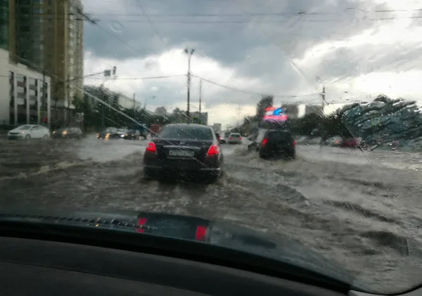 Problemas nas estradas durante uma chuva forte — Fotografia de Stock