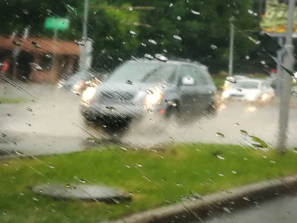 Problems on the roads during a heavy rain — Stock Photo, Image