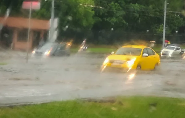 Problems on the roads during a heavy rain — Stock Photo, Image