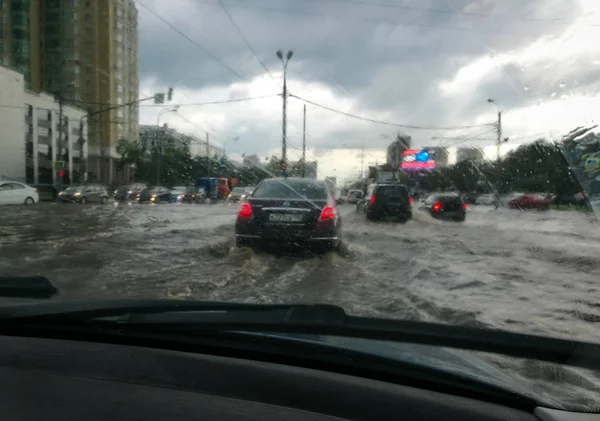 Şiddetli bir yağmur sırasında yollarda sorunları