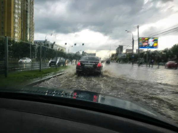 Problemas nas estradas durante uma chuva forte — Fotografia de Stock