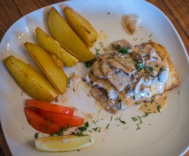 Balık, sebze ve otlar ile natürmort