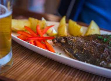 Balık, sebze ve otlar ile natürmort