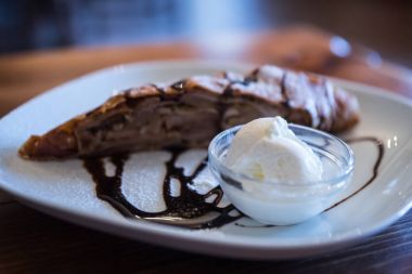 Apple strudel kısmen sırasında bulanık vanilyalı dondurma ile sh