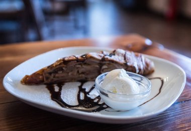 Apple strudel kısmen sırasında bulanık vanilyalı dondurma ile sh
