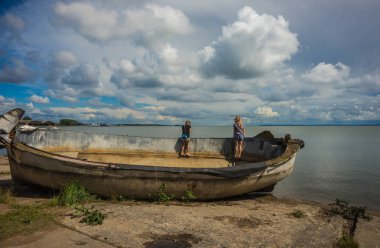 İki kız paslı teknede Baltık spit, Rusya Federasyonu