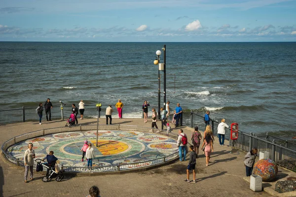 People on beach of Svetlogorsk, Kaliningrad region, Russia — Stock Photo, Image