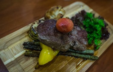 Kızarmış biftek biftek ızgara sebze, seçici odak ile