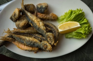 Natürmort balık, limon ve otlar, seçici odak ile