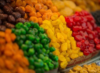 Kurutulmuş meyve arka plan. Kuruyemiş Sochi pazarında satırları