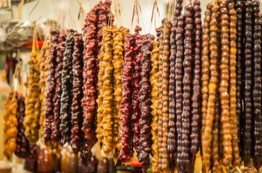 Renkli cevizli sucuk asılı Pazar. 