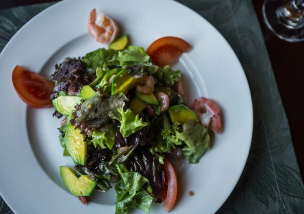 Foglie di insalata con frutti di mare, avocado e pomodori, focus selettivo — Foto Stock