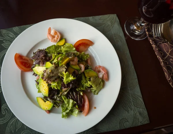 Foglie di insalata con frutti di mare, avocado e pomodori, focus selettivo — Foto Stock