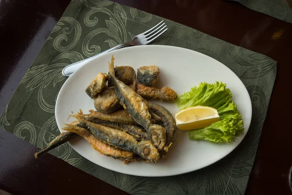 Natürmort balık, limon ve otlar, seçici odak ile — Stok fotoğraf