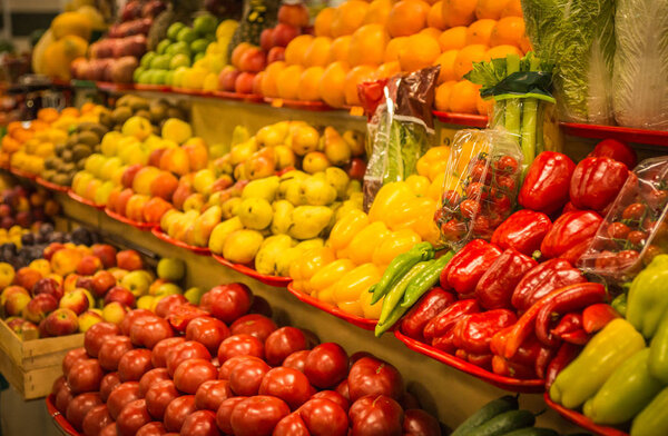 Яркие яркие осенние фрукты и овощи
