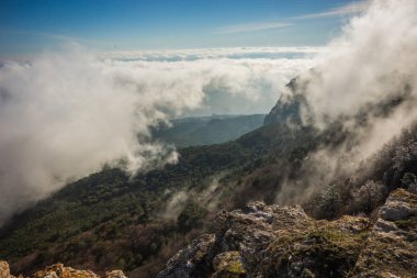 Kırım 'daki Ai Petri Dağı üzerindeki bulutların üstündeki ve altındaki manzara