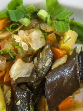 Patlıcan ve diğer sebzeler içinde et suyu ile kızartma