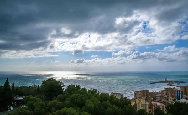 Vue nuageuse sur Malaga depuis une colline en Espagne — Photo