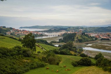 Güzel manzara San Vincente de la Barquera, İspanya