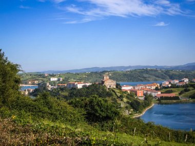 Güzel manzara San Vincente de la Barquera, İspanya