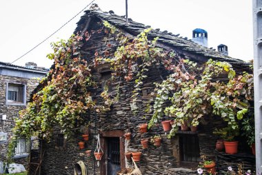 İspanya Majaelra siyah şehirlerinden birinde sonbahar peyzaj