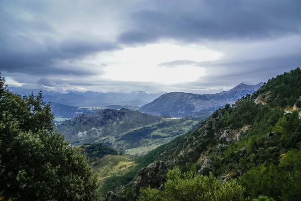 Paisaje de montaña con nubes en Madrid, España — Foto de Stock