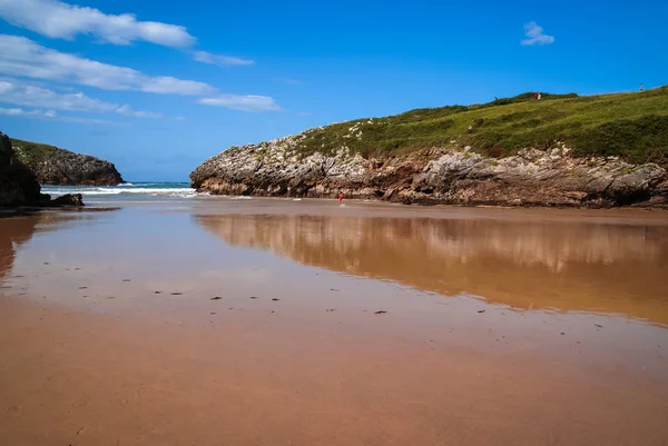 Unikalne rzadkie piękno plaży Poo w Asturii i Kantabrii, Hiszpania — Zdjęcie stockowe