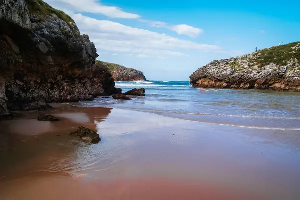 Única y rara playa de belleza Poo en Asturias y Cantabria, España —  Fotos de Stock