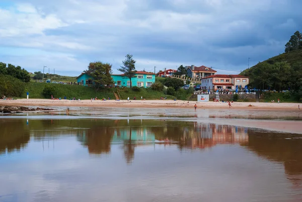 Унікальний рідкісної краси пляжу Poo в Астурія і Кантабрія, Іспанія — стокове фото
