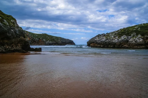 Única y rara playa de belleza Poo en Asturias y Cantabria, España —  Fotos de Stock