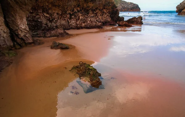 Einzigartige seltene Schönheit Strand poo in Asturien und Kantabrien, Spanien — Stockfoto