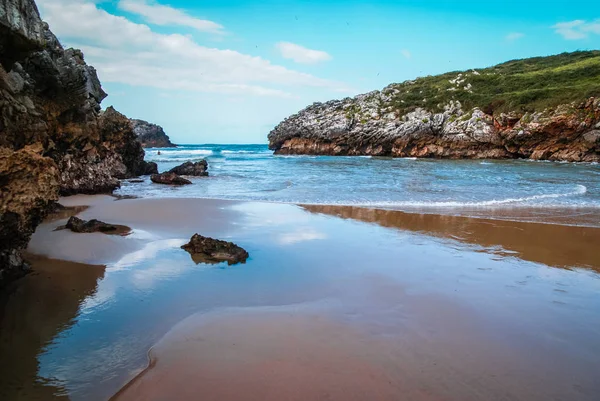 Einzigartige seltene Schönheit Strand poo in Asturien und Kantabrien, Spanien — Stockfoto