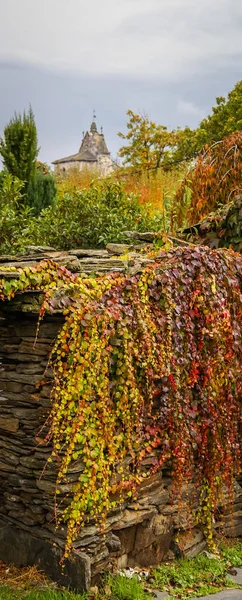 Urbane herbstlandschaft in einer der schwarzen städte spaniens majaelra — Stockfoto