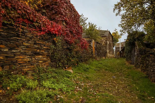 Paisaje urbano otoñal en una de las ciudades negras de España Majaelra — Foto de Stock