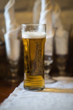 Ahşap bir masa beyaz napkings ve bardak şarap gözlük 