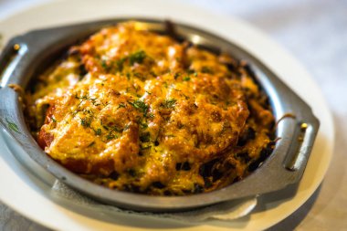 Et domates ve che ile rustik tarzda pişmiş patates ile