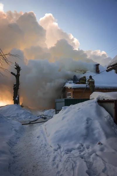 ペレスラヴリ ・ ザレスキー、ラスの村の家の消火します。 — ストック写真