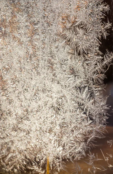 Geada em vidro de janela no inverno russo — Fotografia de Stock