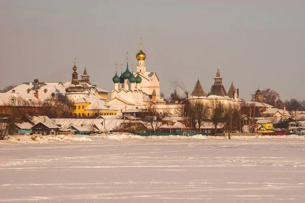 Rostov Kremlin en la nieve en invierno, Rusia — Foto de Stock