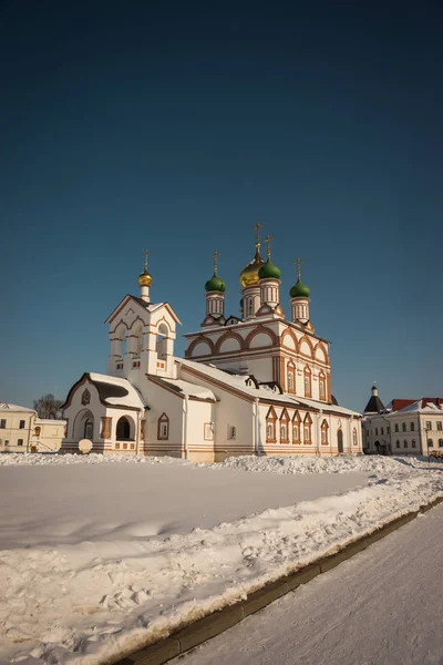 Treenighetens Sergiev Varnitsky kloster i regionen Yaroslavl, Rus — Stockfoto