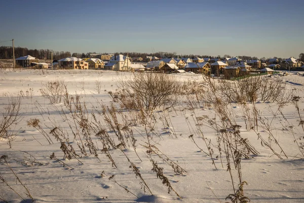 Paisaje en invierno nevado helado en la región de Yaroslavl, Rusia — Foto de Stock