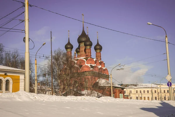 Iglesia de ladrillo rojo de la Epifanía en Yaroslavl en Rusia — Foto de Stock
