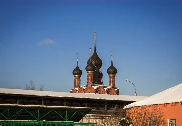 Κόκκινο τούβλο εκκλησία των Θεοφανείων στο Γιαροσλάβλ στη Ρωσία — Φωτογραφία Αρχείου