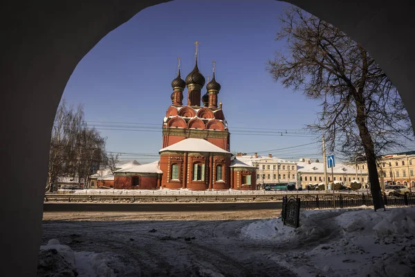 Iglesia de ladrillo rojo de la Epifanía en Yaroslavl en Rusia — Foto de Stock