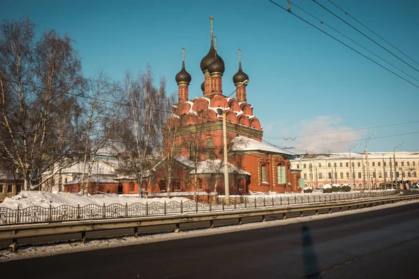 Iglesia de ladrillo rojo de la Epifanía en Yaroslavl en Rusia — Foto de Stock