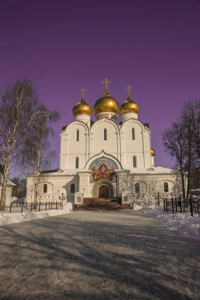 Vita Assumption katedralen i Jaroslavl i Ryssland — Stockfoto
